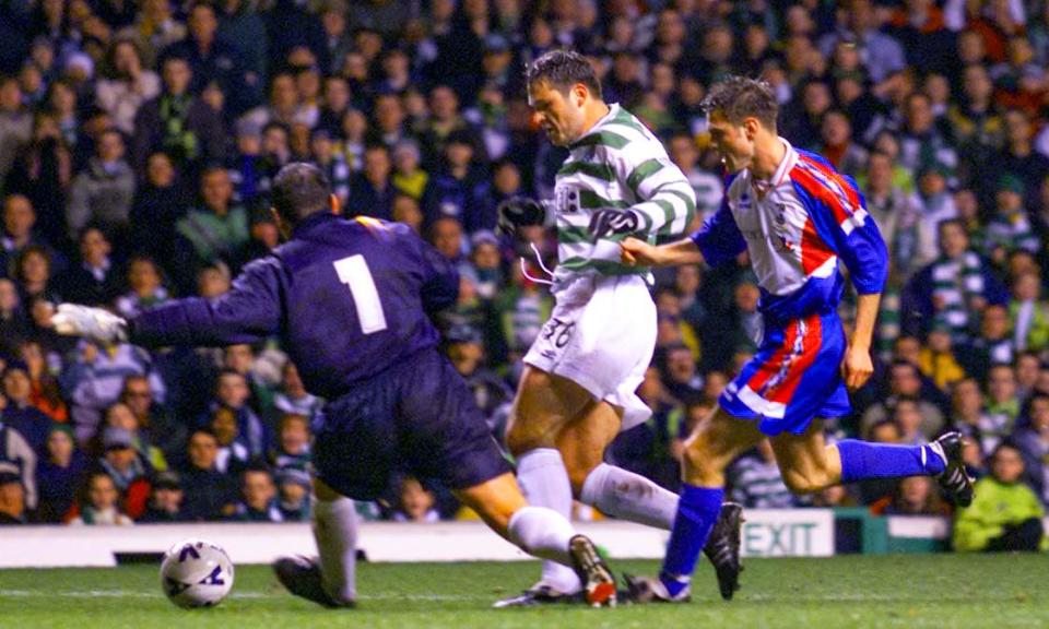 <span>Mark Viduka leads a Celtic attack in the first half of the match against Inverness Caledonian Thistle.</span><span>Photograph: SNS Group</span>