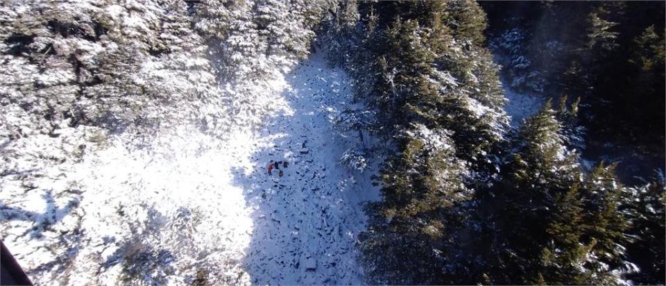 寒流下雪山友失溫又迷路　消防跋山涉「雪」陸空救援