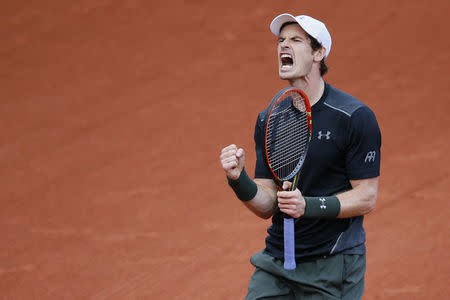 El tenista británico Andy Murray celebra tras ganar el partido frente al checo Radek Stepanek, en el Abierto de Francia. 23 de mayo de 2016. El tenista británico Andy Murray avanzó el martes a la segunda ronda del Abierto de Francia tras sobrevivir a un decisivo quinto set ante el veterano checo Radek Stepanek, en una jornada en la que el español Rafael Nadal, nueve veces ganador del torneo, superó el debut con comodidad. REUTERS/Gonzalo Fuentes