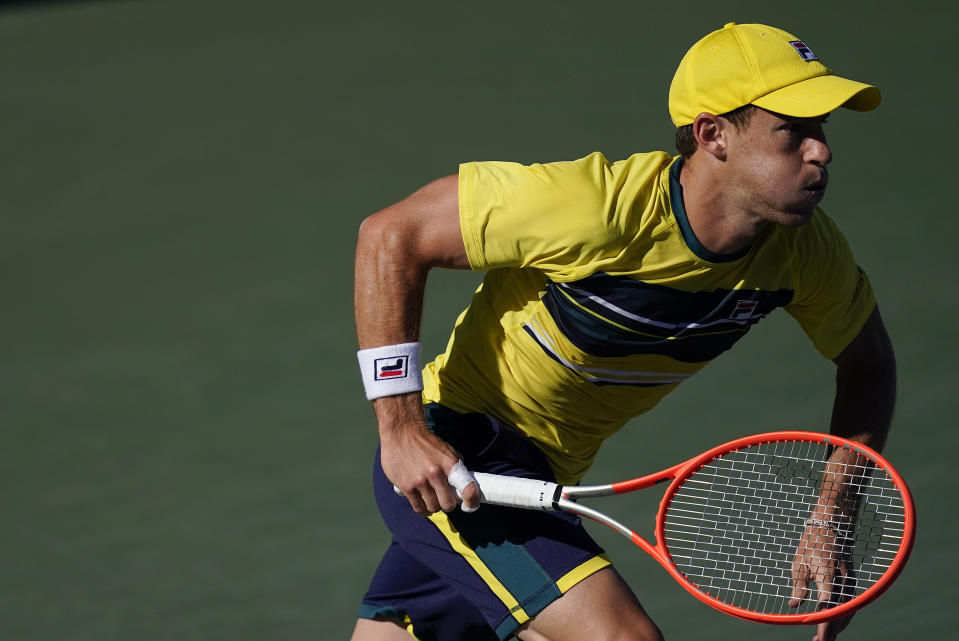 Diego Schwartzman persigue una bola en el partido contra Alexei Popyrin durante la segunda ronda del US Open, el martes 1 de setptiembre de 2022, en Nueva York. (AP Foto/Julia Nikhinson)