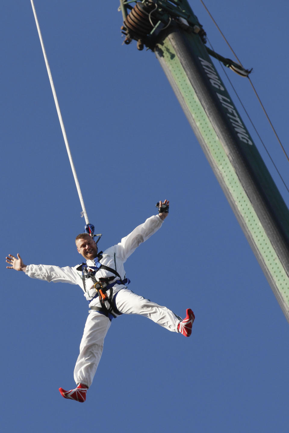 Former England cricketer Andrew "Freddie" Flintoff dangles from a rope outside Wembley football stadium as he attempts to break the highest reverse bungee jump world record in London on March 19, 2012. Flintoff was attempting to set twelve Guinness World Records in 12 hours to raise money for the Sport Relief charity. AFP PHOTO / JUSTIN TALLIS (Photo credit should read JUSTIN TALLIS/AFP/Getty Images)