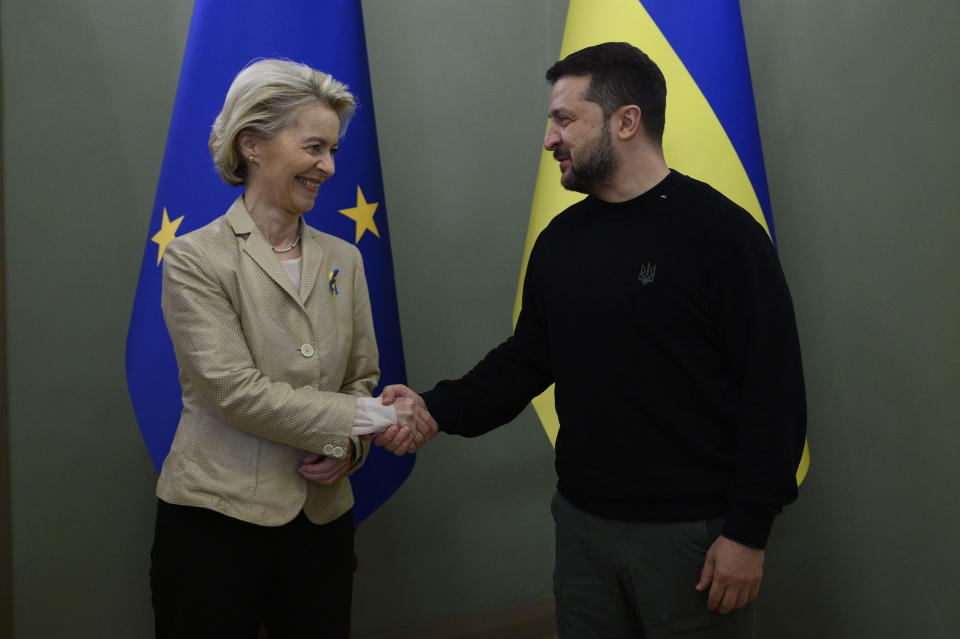 ARCHIV - 04.11.2023, Ukraine, Kiew: Wolodymyr Selenskyj (r), Präsident der Ukraine, empfÃ¤ngt Ursula von der Leyen, Präsidentin der Europäischen Kommission, im Mariinsky-Palast.  (Foto: Ukrainisches Präsidialamt/Planet Pix/Zuma Press/dpa +++ dpa-Bildfunk +++