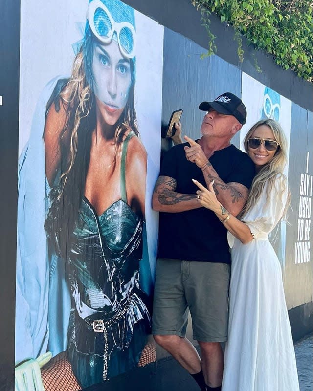 Tish Cyrus junto a Dominic Purcell