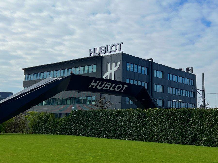 HUBLOT宇舶製錶廠位於距離日內瓦市中心約半小時車程的Nyon，二棟廠房被火車鐵軌分隔二側，中間以造型前衛的天橋連通。
