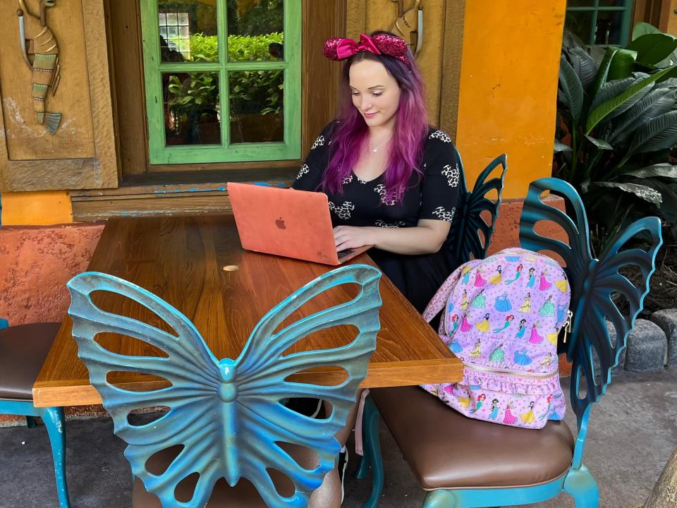 jenna on her laptop outside of pizzafari