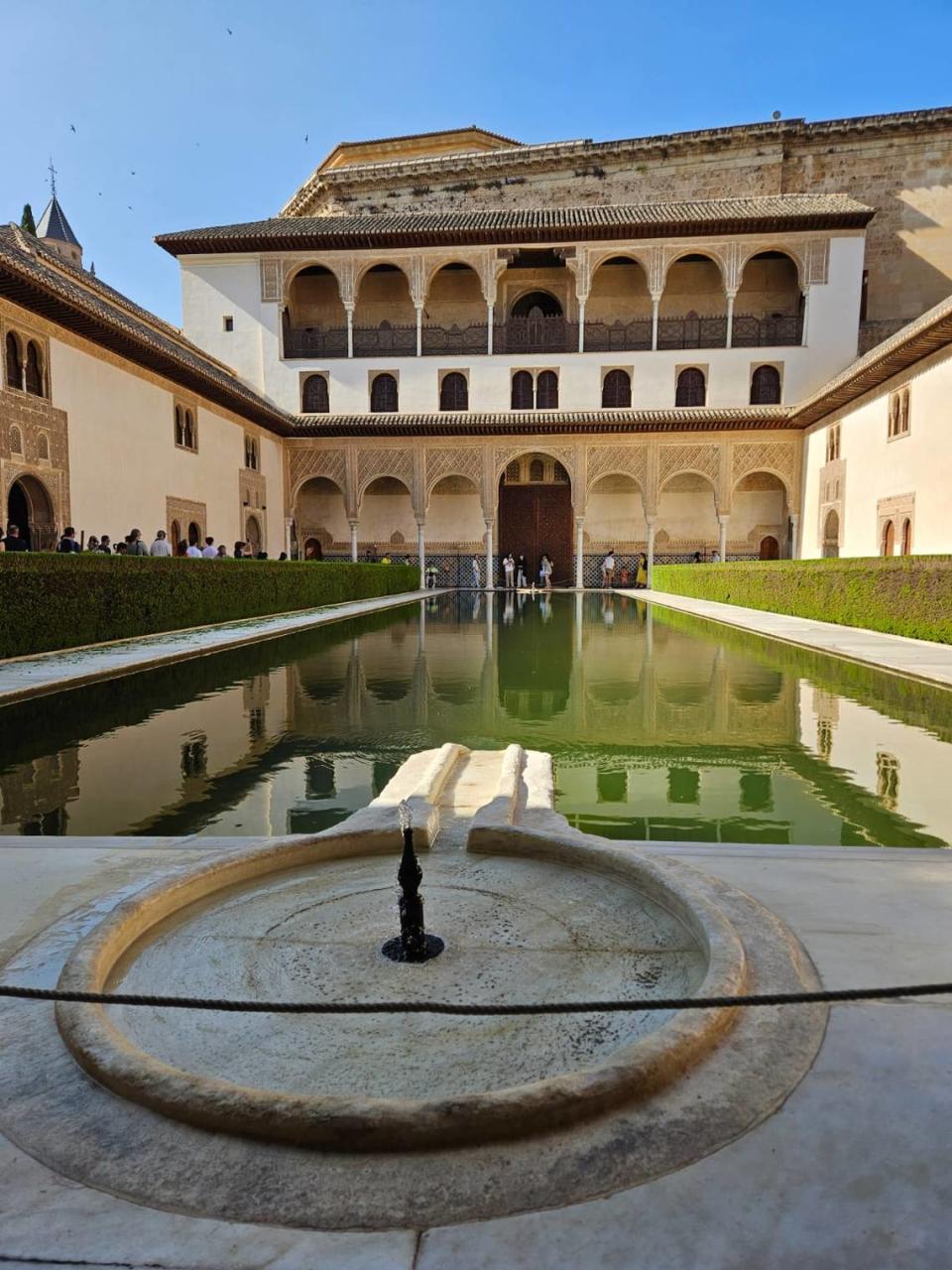 El palacio de Comares era residencia real nazarí y uno de los lugares más impresionantes por el famoso Patio de los Arrayanes (s.XIV).