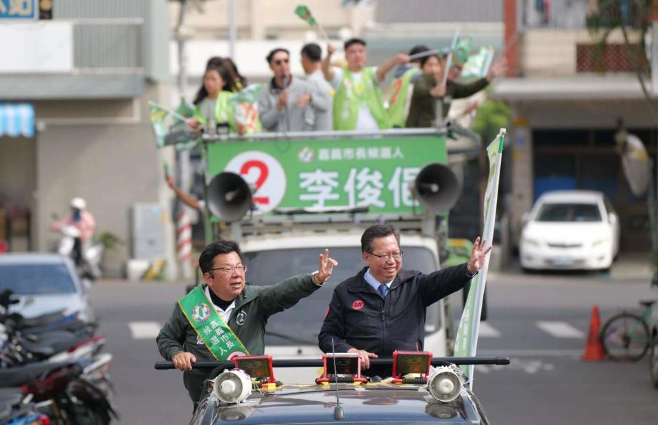 桃園市長鄭文燦16日陪李俊俋掃街。   圖：李俊俋競選總部/提供