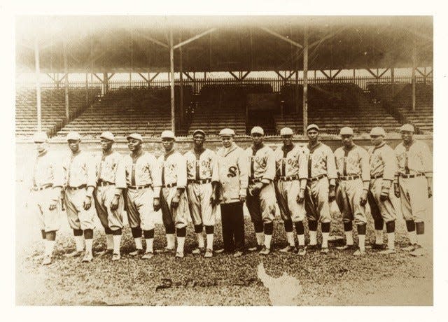 Tenny Blount, in sweater at center, poses with the 1919 Detroit Stars.