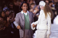Kenzo Takada et sa mariée lors de son défilé Prêt-à-Porter, collection Automne-Hiver 1995-96 à Paris en mars 1995, France. (Photo by Daniel SIMON/Gamma-Rapho via Getty Images)