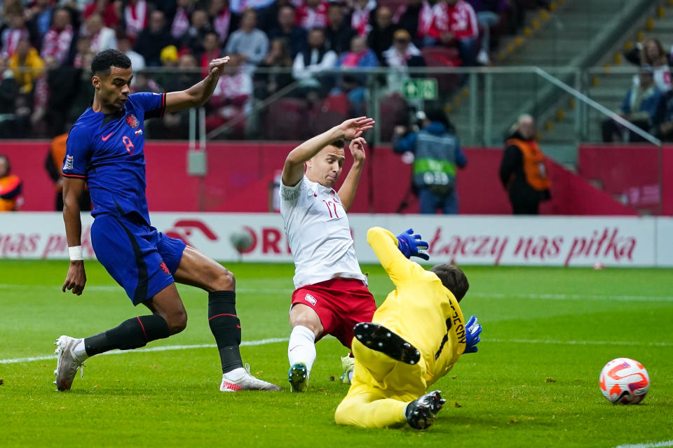 WARSAW, POLAND - SEPTEMBER 22: Cody Gakpo of the Netherlands scores the 0-1 against goalkeeper Wojciech Szczesny of Poland during the UEFA Nations League A Group 4 match between the Poland and Netherlands at the PGE Narodowy on September 22, 2022 in Warsaw, Poland (Photo by Andre Weening/BSR Agency/Getty Images)