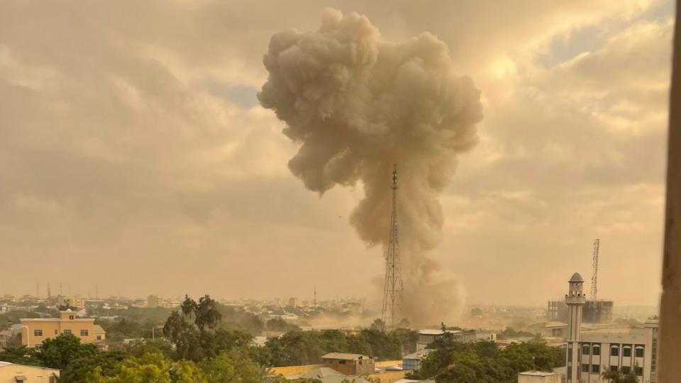 民眾拍下爆炸瞬間畫面，濃煙竄上天空。（圖／翻攝自Harun Maruf 推特 @HarunMaruf）