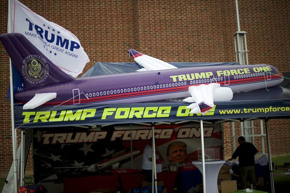 <p><b>I business di Donald Trump. </b> Trump possiede anche un aereo personale che è stato ribattezzato Trump Force One. (Photo by Mark Makela/Getty Images) </p>