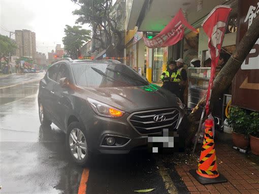 車輛因未排檔確實而滑行撞上路樹。（ 圖／桃園蘆竹分局提供）