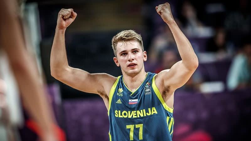 東契奇（Luka Doncic）年輕時雖然瘦，但仍然能看出手臂精壯的線條。（圖／翻攝自FIBA官網）