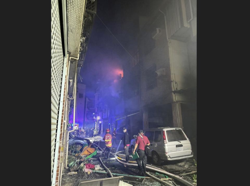 高雄三民區一棟民宅19日凌晨發生瓦斯氣爆火警。（圖／高雄市三民二警分局提供）