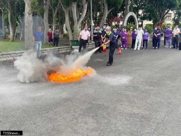 家主任呂德義示範使用滅火器，讓參與訓練人員皆能對防災意識有更深刻的體驗和記憶，有效防災於未然。（記者方一成攝）