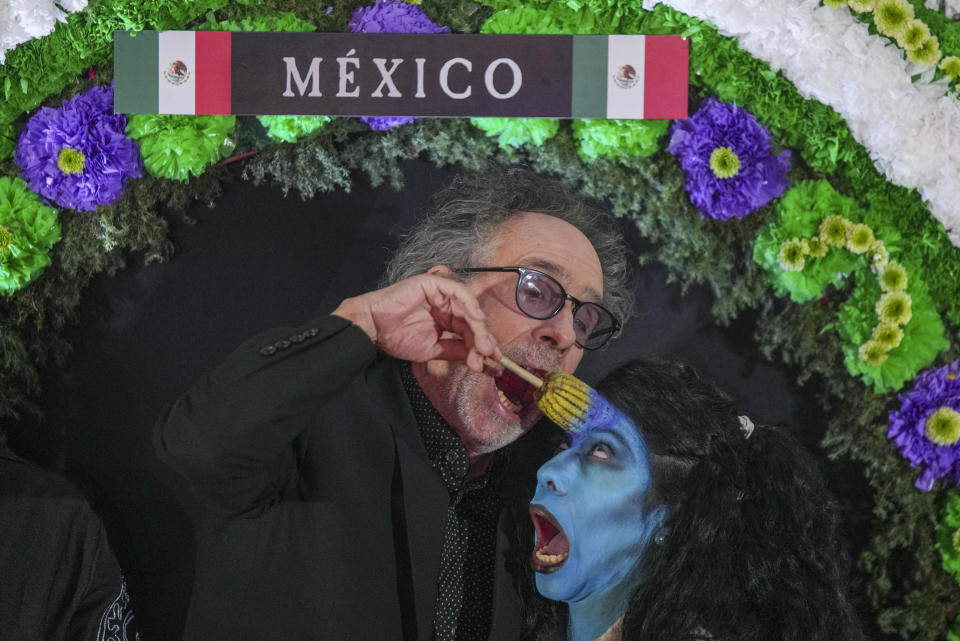 El director Tim Burton bromea con una actriz disfrazada durante un evento promocional de su película Beetlejuice Beetlejuice en la Ciudad de México, el martes 13 de agosto de 2024. (Foto AP/Fernando Llano)