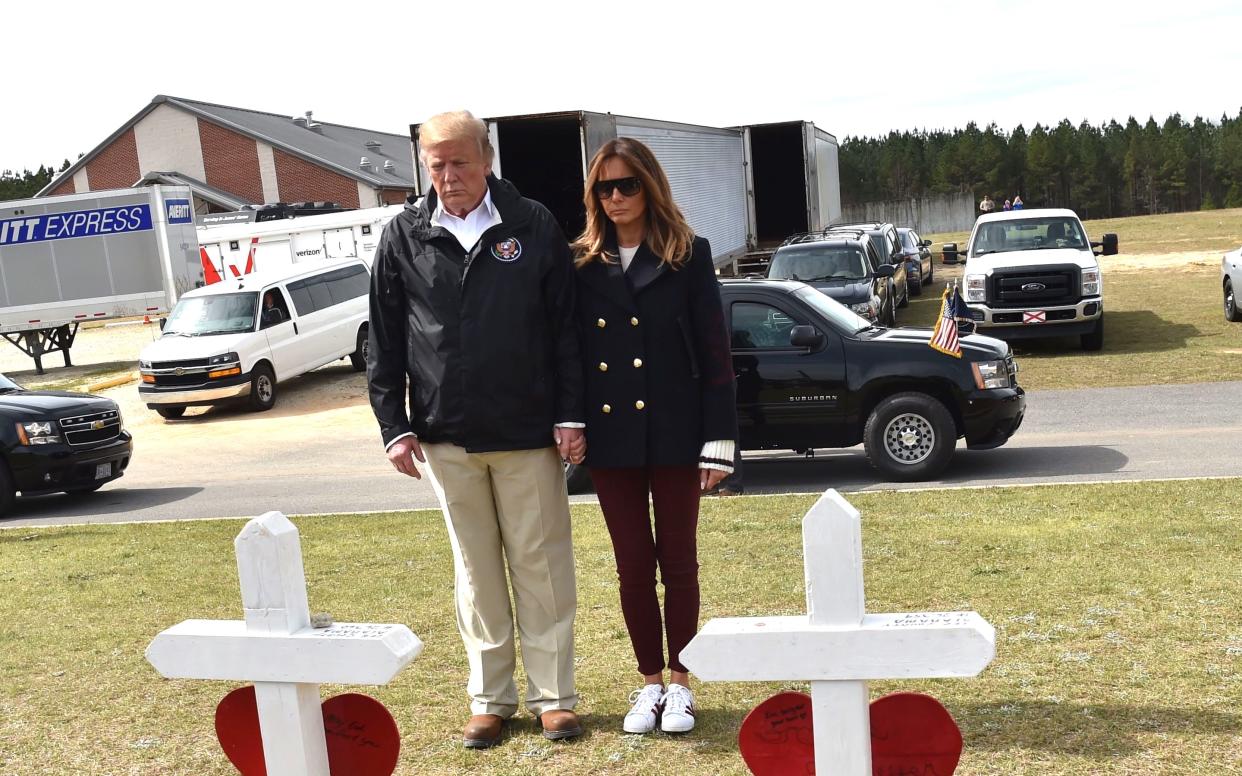 Donald Trump und seine Frau Melania (oder ein Double?) ehren im US-Bundesstaat Alabama die Opfer eines Wirbelsturms. (Bild: Getty Images)