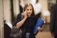 <p>Anschließend begann Anna Chlumsky im Verlagswesen zu arbeiten. Doch die alte Leidenschaft war größer: 2005 schrieb sie sich an einer Schauspielschule ein und begann wieder, für Rollen vorzusprechen. Seitdem ist Chlumsky verstärkt in Serien zu sehen, in der Comedyserie "Veep" (Bild) etwa spielte sie die zweite Hauptrolle. Anna Chlumsky ist seit 2008 verheiratet und hat zwei Töchter. (Bild: 2017 HBO / Sky)</p>