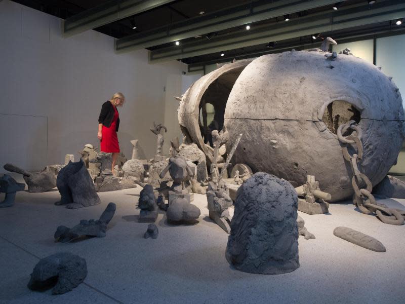 Kunst für die Grimms: «Märchenbombe» der beiden Künstler Lutz & Guggisberg. Foto: Swen Pförtner