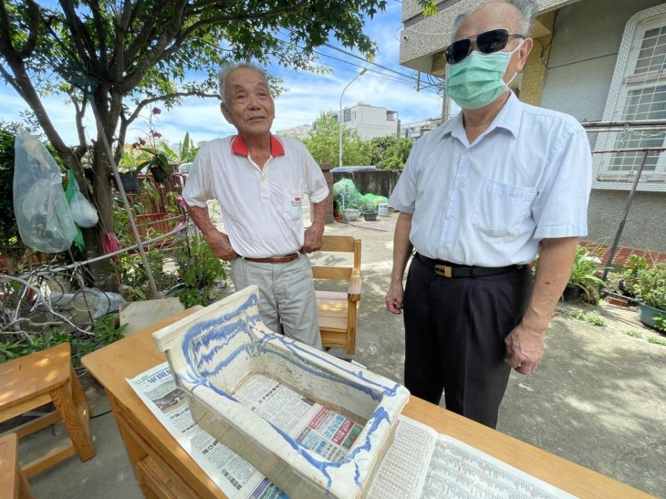 山上花園水道博物館百年馬桶，由吳子中（左）收藏、保存，目前已送交文化局。（記者黃文記攝）