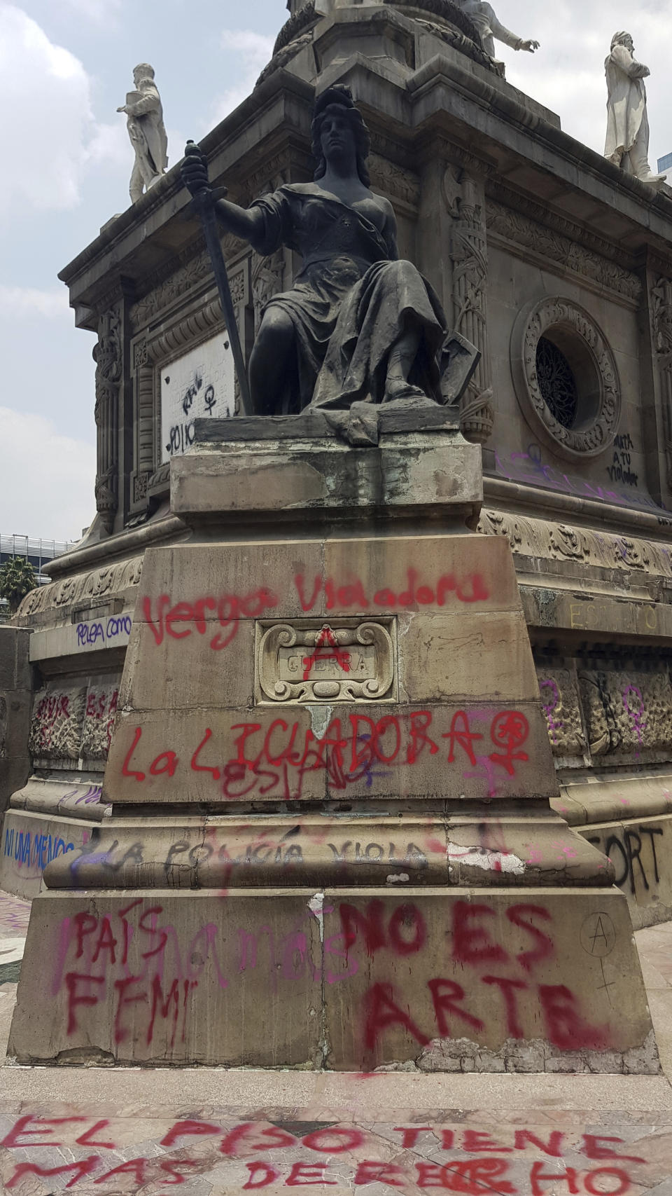 Grafiti cubre la base del icónico Ángel de la Independencia de Ciudad de México el sábado 17 de agosto de 2019. (AP Foto/Amy Guthrie)