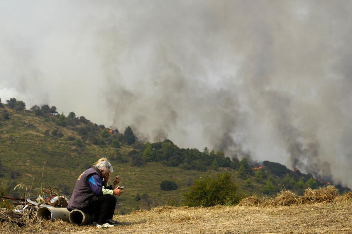 Hundreds of firefighters battle a deadly forest fire raging in southern Greece for the third day