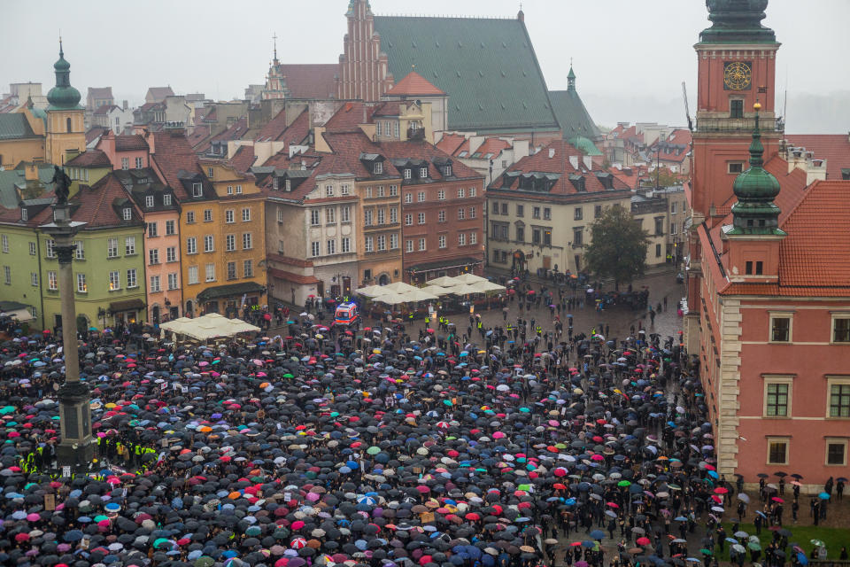 Thousands of people gather in Warsaw's&nbsp;Old Town in the rain.