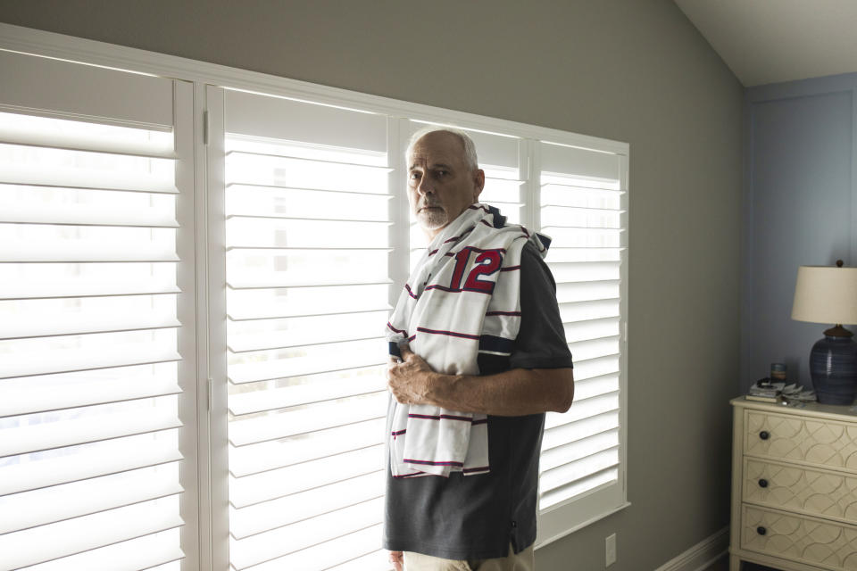 David Vermillion, padre de Scott Vermillion, otrora estrella universitaria que jugó cuatro temporadas en la MLS y murió en 2020, con uno de los uniformes de su hijo en su casa en The Villages, Florida, el 27 de junio de 2022. (David Lawrence/The New York Times)