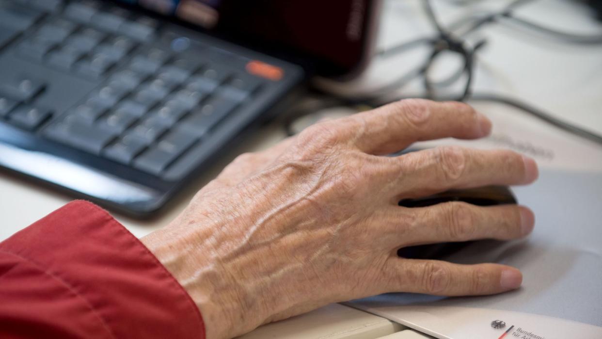 Sogar 45 Prozent der über 70-Jährigen in Deutschland ist mittlerweile im Internet unterwegs. Foto: Tim Brakemeier