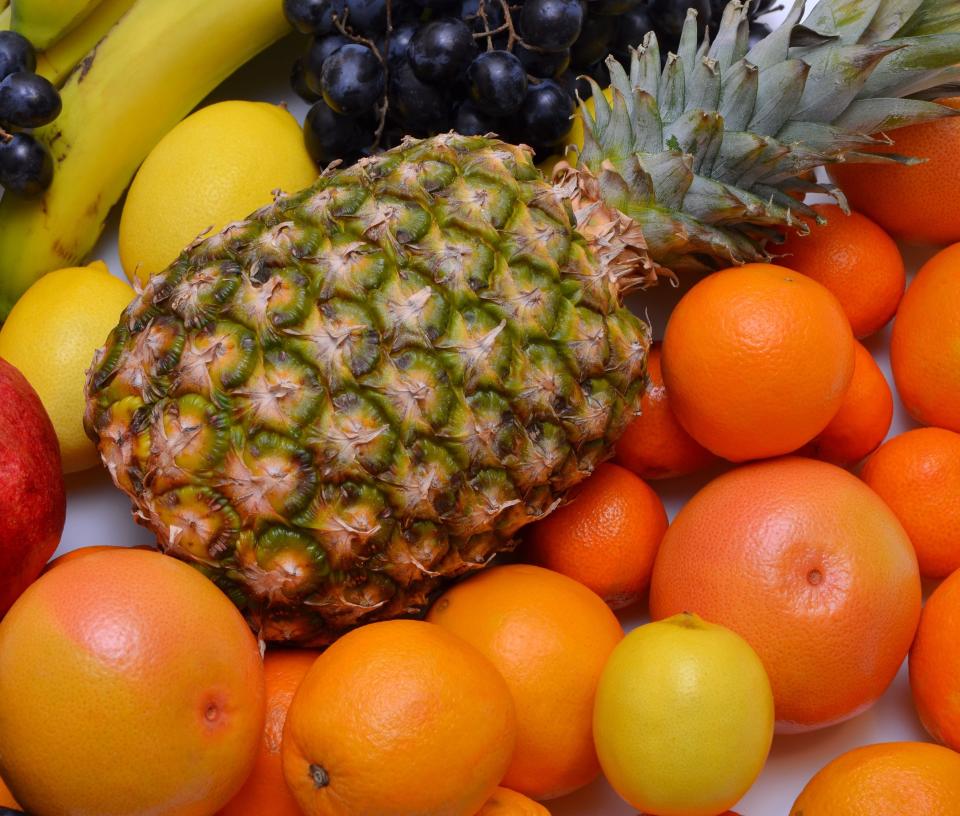 frutas do verão: abacaxi, laranja, uva e muito mais - Shutterstock