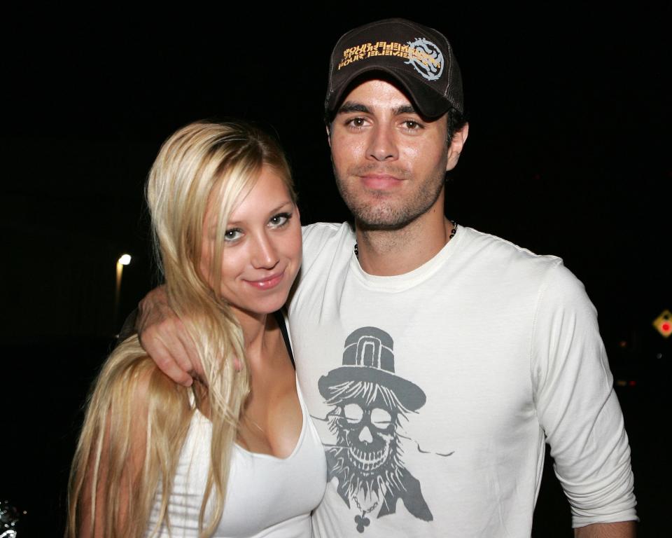 MIAMI - JUNE 16:  Tennis player Anna Kournikova and singer Enrique Iglesias leave Big Pink restaurant during the early morning hours on June 16, 2006 in Miami, Florida.  (Photo by Ralph Notaro/Getty Images)