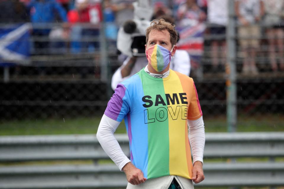 Sebastian Vettel con la camiseta en apoyo al colectivo LGTBI en el Gran Premio de Hungría. (Foto: Florion Goga / POOL / AFP / Getty Images).