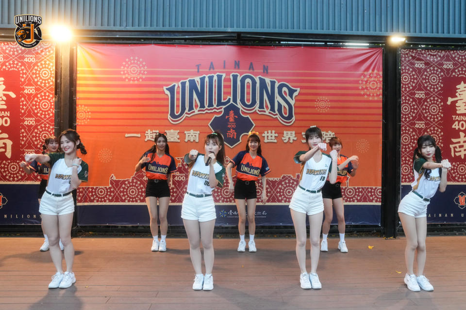 台鋼雄鷹啦啦隊WING STARS受邀到台南球場與統一獅UNI GIRLS一起進行場外的舞台活動。圖 / 統一獅球團提供