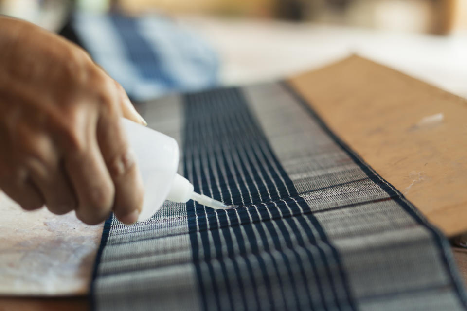 Sekundenkleber ist praktisch – vorausgesetzt er landet nicht an den falschen Stellen. (Symbolbild: Getty Images)