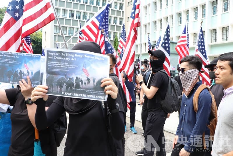 有市民發起在中區遮打花園舉行「香港人權與民主祈禱會」，其後遊行美國駐港澳總領事館，他們支持美國國會通過香港人權及民主法案。（中央社）