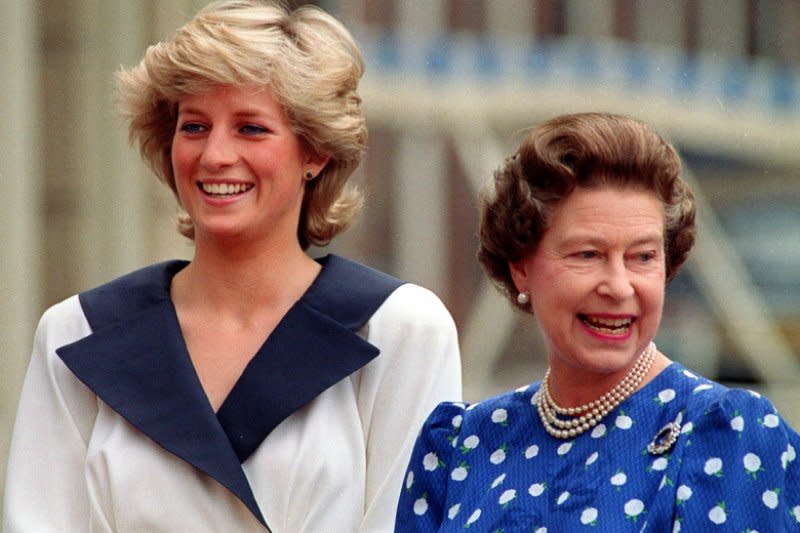 黛安娜王妃與英國女王伊莉莎白二世（右）（AP）