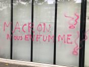 "Macron nous enfumme", avec une petite faute d'orthographe.