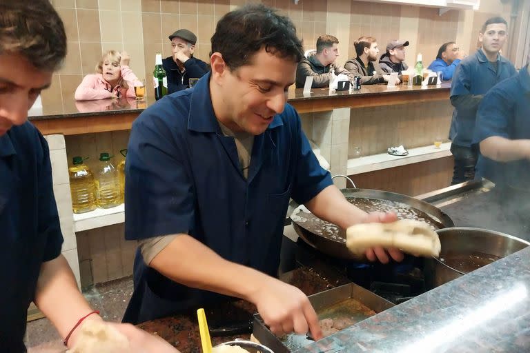 Luis Fernández, dueño del lugar y uno más en la cocina a la hora de despachar el premiado producto