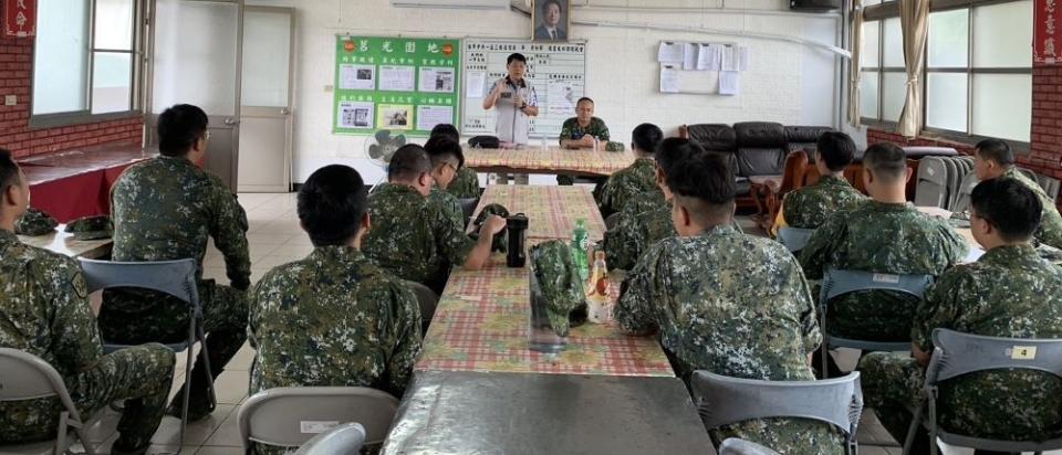 《圖說》宜蘭軍人服務站長<a class="link " href="https://tw.news.yahoo.com/tag/尹華忠" data-i13n="sec:content-canvas;subsec:anchor_text;elm:context_link" data-ylk="slk:尹華忠;sec:content-canvas;subsec:anchor_text;elm:context_link;itc:0">尹華忠</a>應陸軍步兵153旅之邀請，為所屬通信連與官兵弟兄軍友四大工作服務宣導。〈宜蘭軍服站提供〉