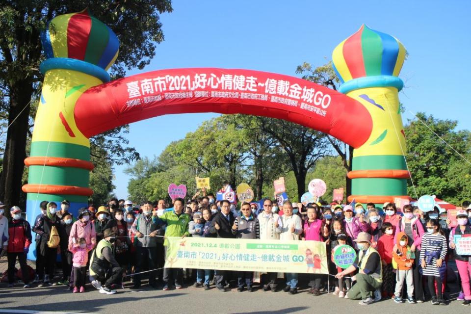 市長黃偉哲四日上午至億載金城率領逾五百名市民一起健走。(南市府衛生局提供)