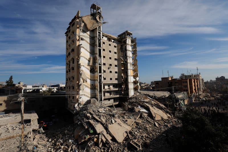 Vista del lugar de un ataque aéreo israelí contra un edificio, en medio del actual conflicto entre Israel y el grupo islamista palestino Hamás, en Ráfah