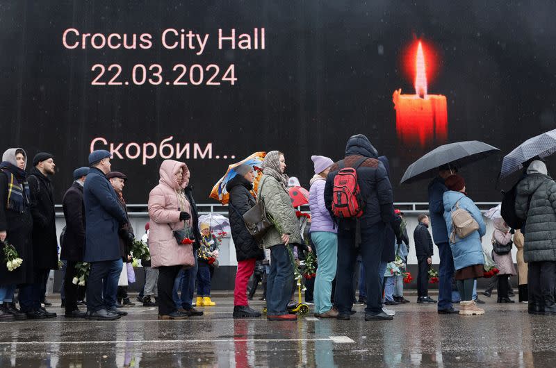 Decenas de personas homenajean a las víctimas del ataque contra el Crocus City Hall a las afueras de la sala de conciertos, en la región de Moscú, Rusia.