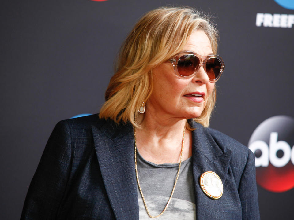 Die nicht anwesende Roseanne Barr bekam bei den MTV Awards ihr Fett weg. (Bild: AP Photo)