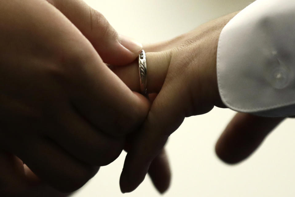 ARCHIVO - Una pareja se pone las argollas de matrimonio en el Ayuntamiento de Filadelfia, el 11 de octubre de 2018. (AP Foto/Matt Rourke, Archivo)