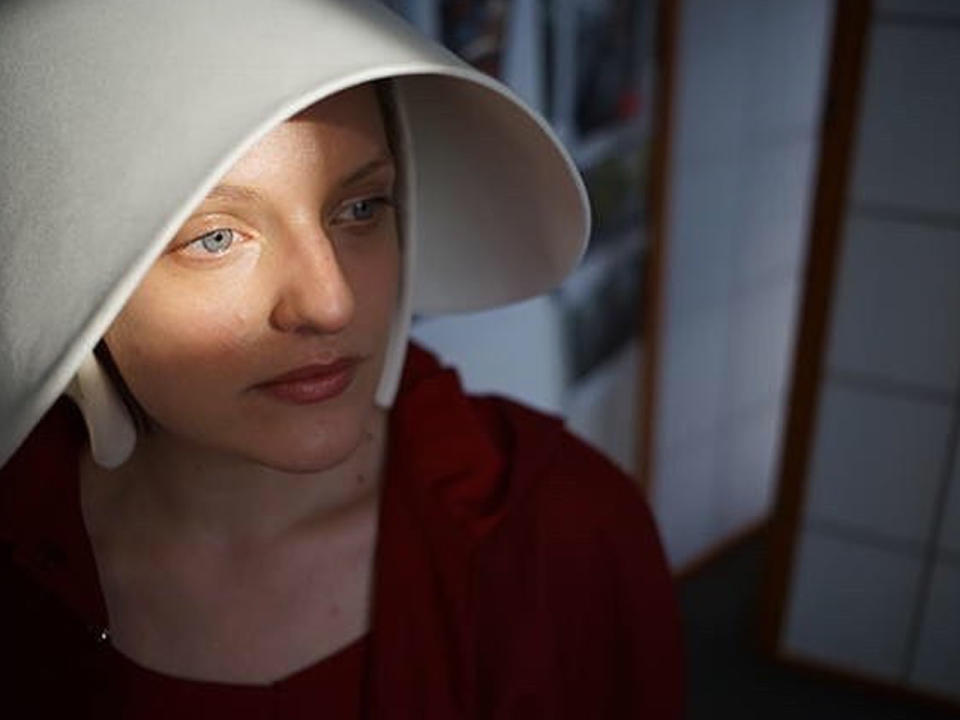 <p>Angesichts der Trump-Ära entwickelte sich “The Handmaid’s Tale” 2017 zum absoluten Überraschungserfolg. Die dystopische Story mit Elisabeth Moss in der Hauptrolle brachte ihr ein Einkommen von 200.00 US-Dollar ein.<br> (Bild-Copyright: handmaidsonhulu/Instagram) </p>