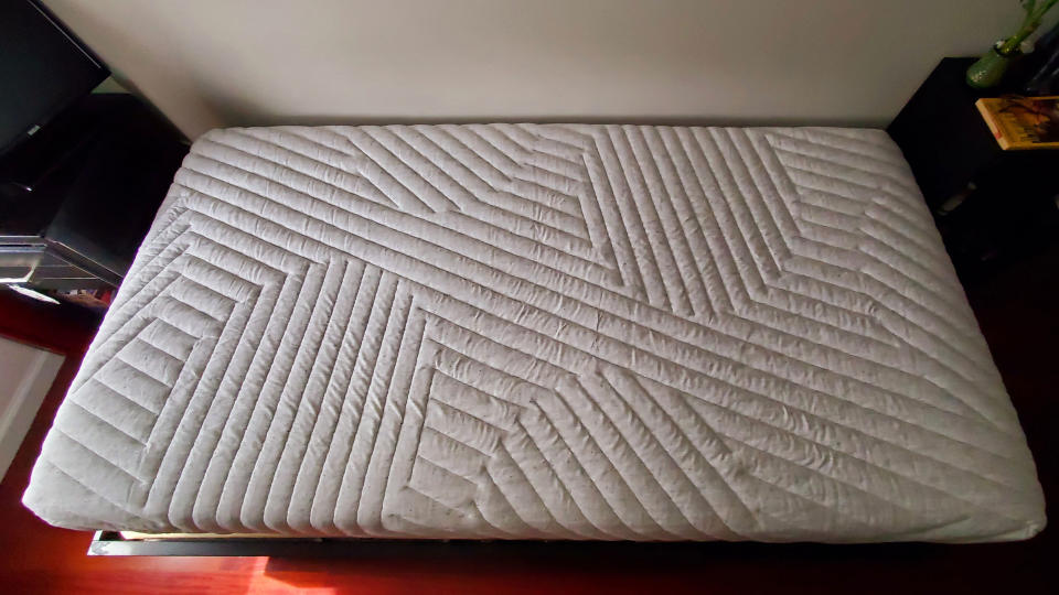 Casper Wave Hybrid Snow mattress review: overheat view looking down on the mattress in a bedroom