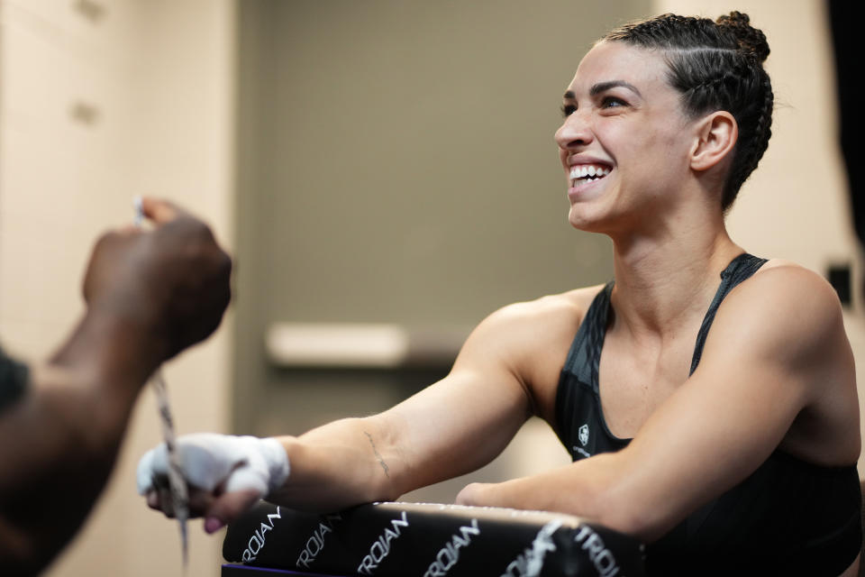 JACKSONVILLE, FLORIDA - 9 DE ABRIL: Mackenzie Dern tiene las manos envueltas antes de su pelea durante el evento UFC 273 en el VyStar Veterans Memorial Arena el 9 de abril de 2022 en Jacksonville, Florida.  (Foto por Cooper Neill/Zuffa LLC)