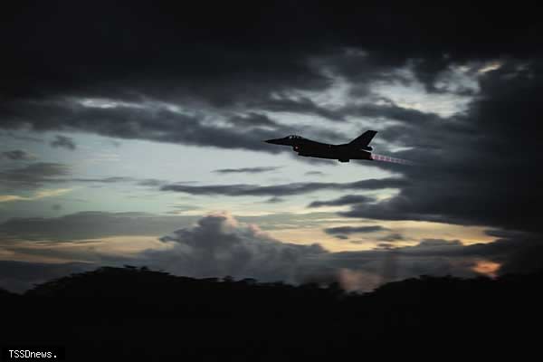 空軍持續深化夜航訓練F-16V飛往目標區進行夜航訓練空軍為強化夜間作戰能力，空軍持續深化夜航訓練。中央社