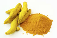 <b>Kurkuma</b><br><br>Das aus Südostasien stammende Gewürz Kurkuma gehört zur Familie der Ingwergewächse. Die Gewürze Ingwer und Kurkuma enthalten die Substanzen Gingerol und Curcumin, welche entzündliche Prozesse blockieren können, die bei Krebserkrankungen häufig auftreten. (Bild: thinkstock)